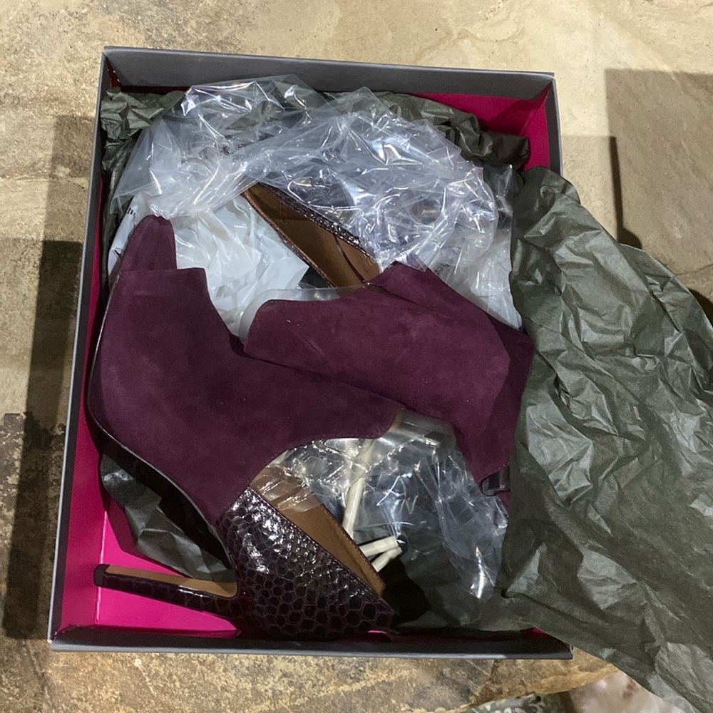 Vince Camuto genuine suede peep toe heels size 8.5